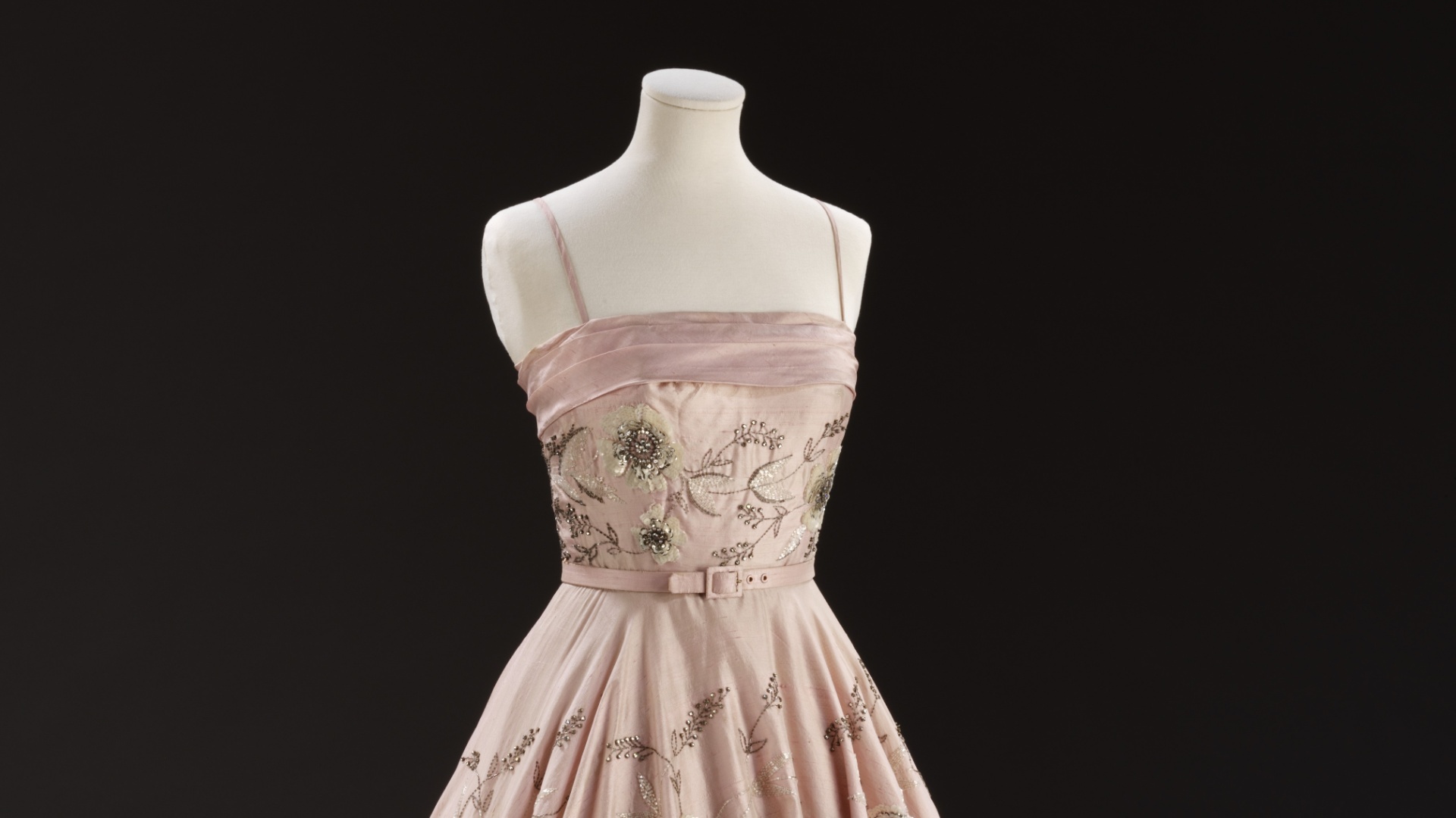 O vestido Worth of London rosa bordado com saia ampla estará exposto na mostra "Vestidos de baile: glamour britânico desde 1950", no Museu Victoria & Albert, em Londres, na Inglaterra - Divulgação V&A Museum