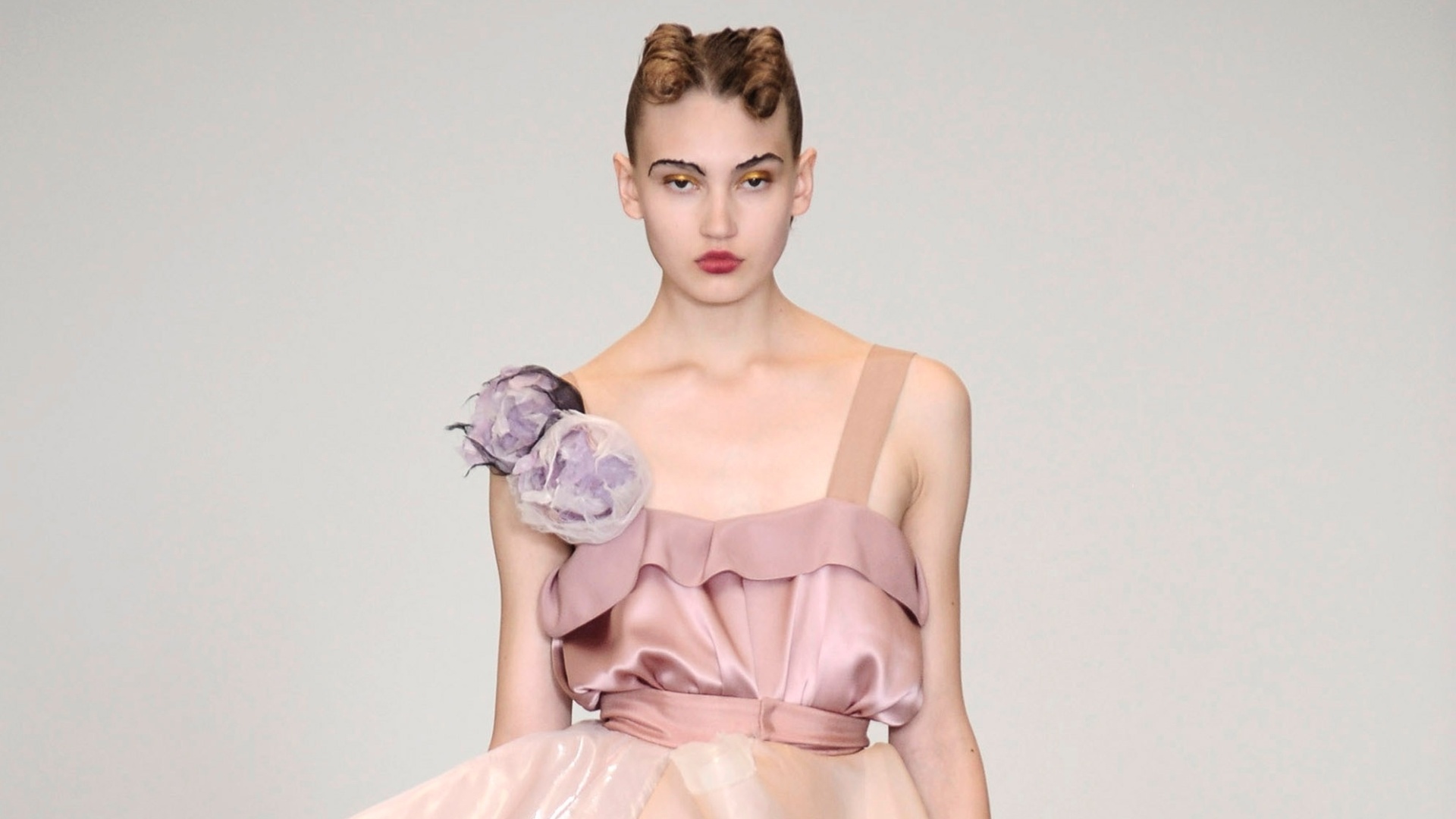 Um vestido de seda da coleção de Verão 2009 da Roksanda Ilinci será exibido na mostra "Vestidos de baile: glamour britânico desde 1950", no Museu Victoria & Albert, em Londres, na Inglaterra - Christopher Moore/Divulgação V&A Museum