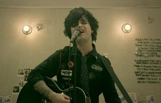 O vocalista do Green Day, Billie Joe, durante o clipe da música "21 Guns" - Reprodução