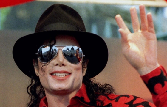 Michael Jackson acena para fãs na Austrália (17/11/1996)