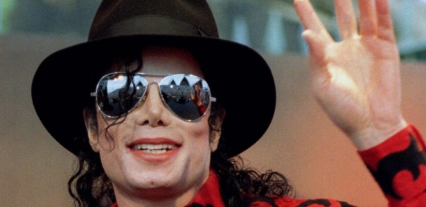 Michael Jackson acena para fãs na Austrália (17/11/1996)