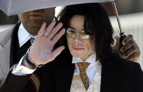 Michael Jackson acena na saída do tribunal em Santa Barbara (03/06/2005)