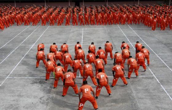 Cerca de 1.500 presos de um presídio na ilha filipina de Cebu homenagearam Michael Jackson (27/06/2009)