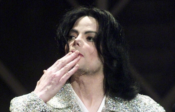 Michael Jackson saúda o público ao receber prêmio de artista do século no American Music Awards, em Los Angeles (02/01/2002) - 