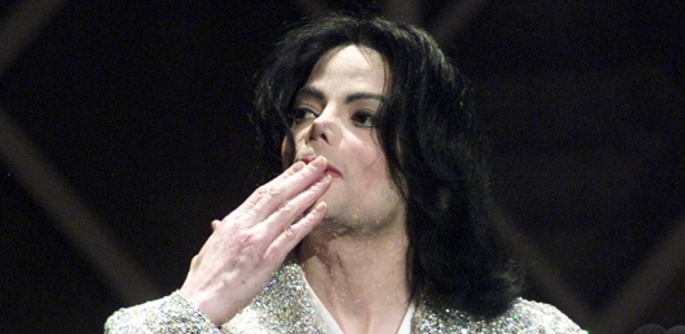 Michael Jackson saúda o público ao receber prêmio de artista do século no American Music Awards, em Los Angeles (02/01/2002)