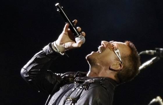 Bono se apresenta com o U2 no primeiro show da turnê "360°", em Barcelona (30/06/2009)