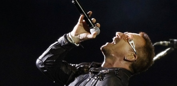 Bono se apresenta com o U2 no primeiro show da turnê "360°", em Barcelona, Espanha (30/06/2009)