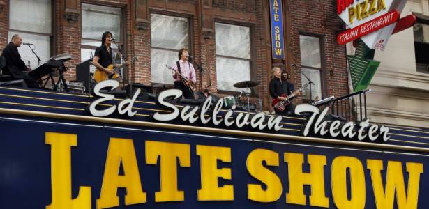 Paul McCartney e banda tocam sobre marquise do teatro Ed Sullivan em Nova York (15/07/2009) - Reuters