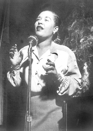 Billie Holiday durante apresentação em Nova York, em 1949 - Arquivo Folha