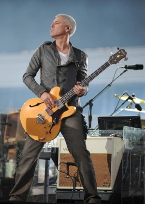 Adam Clayton em show do U2 em Dublin em 2009