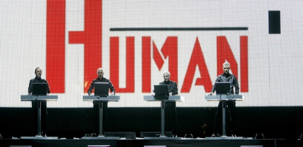 Show do grupo alemão Kraftwerk no festival Coachella, na Califórnia (26/04/2008) - Reuters