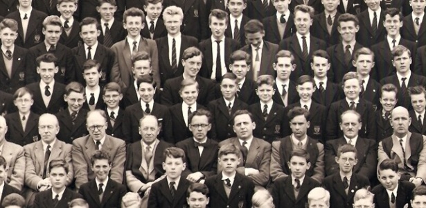 John Lennon (na primeira fileira do alto, ao centro, com topete, entre o garoto loiro e outro de cabeça abaixada) na Quarry Bank High School, em 1957