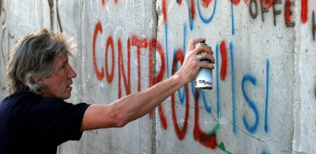 Roger Waters picha muro contruído por Israel (21/07/2006)