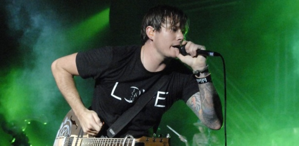 Tom DeLonge, vocalista da banda Blink-182, disse que "nunca deixou a banda" - REUTERS/Bill Auth