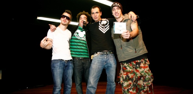 Os integrantes da banda Nove Mil Anjos em 2008: Junior Lima, Peu Sousa, Perí Carpigiani e Champignon - Robson Ventura / Folha Imagem