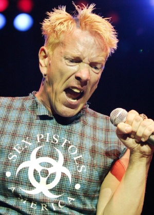 O cantor John Lydon, ou Johnny Rotten, durante show dos Sex Pistols em Boston, nos EUA (20/08/2003)