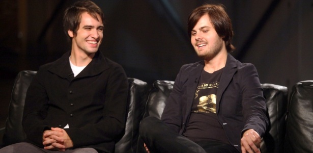 O vocalista Brendon Urie e o baterista Spencer Smith do Panic At The Disco no programa "The Pop Show", em Nova York (15/09/2009) - Getty Images 