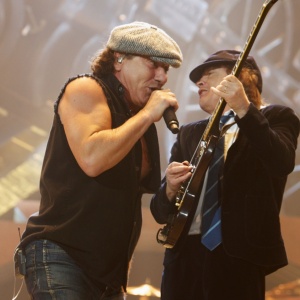 Os integrantes do AC/DC Brian Johnson e Angus Young durante show nos Estados Unidos