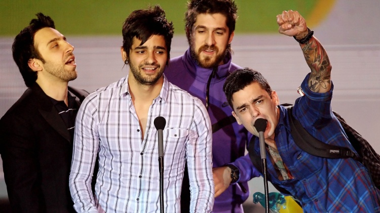 Os integrantes do Fresno recebem o prêmio de Artista do Ano no VMB 2009 Os integrantes do Fresno recebem o prêmio de Artista do Ano no VMB 2009
