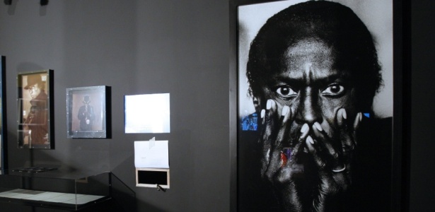 Fotos e capas de discos de Miles Davis em exposição em Paris - AFP