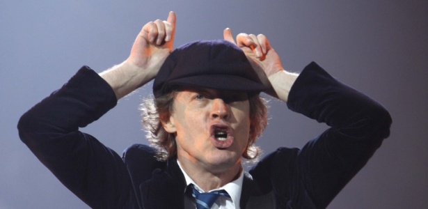 O guitarrista do AC/DC Angus Young em show da banda em Illinois, Estados Unidos (30/10/2008) - REUTERS/John Gress