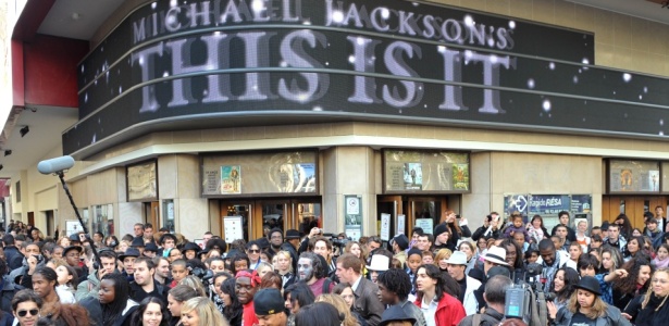 Fãs de Michael Jackson saem de cinema em Paris após assistirem ao documentário "This Is It" (28/10/2009)