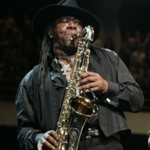 O saxofonista Clarence Clemons ao lado de Bruce Springsteen durante show com a E Street Band