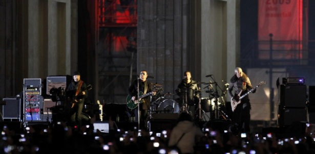 Integrantes do U2 durante apresentação gratuita da banda em Berlim, na Alemanha (05/11/2009) - Reuters/Pawel Kopczynski