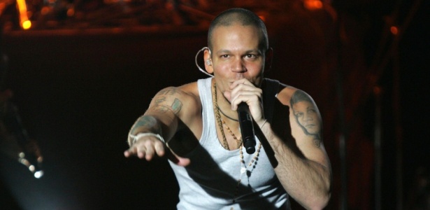 O cantor Rene Perez, conhecido como Residente, em show do Calle 13 na Venezuela (29/10/2009) - EFE/Luis Escobar
