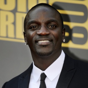 O cantor Akon, que está sendo processado depois de ter mergulhado na plateia em show feito em 2009 - REUTERS/Phil McCarten