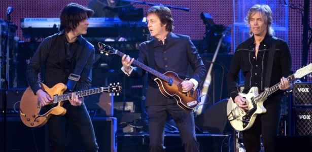 Paul McCartney durante apresentação em Paris (10/12/2009)