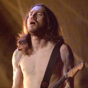John Frusciante em show do Red Hot Chili Peppers em São Paulo (12/10/2002) - Ernesto Rodrigues/Folha Imagem