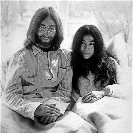 John Lennon e Yoko Ono na cama do hotel Hilton em Amsterdã, Holanda, durante manisfestação dos artistas pela paz (25/03/1969) - AFP PHOTO/FILES