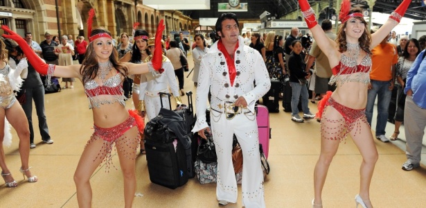 Integrantes da família Mancini de fãs e imitadores de Elvis e Priscilla Presley na estação de trens de Sydney, Austrália (08/01/2010) - AFP PHOTO / Torsten BLACKWOOD
