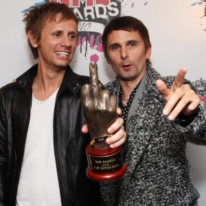 Howard e Bellamy com troféu de melhor banda britânica no prêmio Shockwaves NME Awards 2010, em Londres (24/2/10) - Getty Images