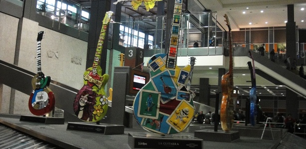 Guitarras gigantes expostas no aeroporto de Austin, no Texas, durante o festival South by Southwest (16/03/2010)
