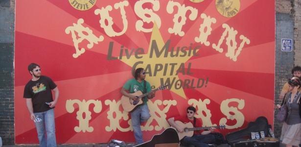 Músicos aproveitam movimentação do South by Southwest e tocam na calçada da Rua 6 de Austin, no Texas (18/03/2010)