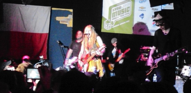 Courtney Love durante show do Hole no Dirty Dog Bar no festival South by Southwest em Austin, no Texas (19/03/2010)