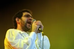 Renato Russo durante show da banda Legião Urbana em São Paulo em 1994 - Otávio Dias de Oliveira/Folha Imagem