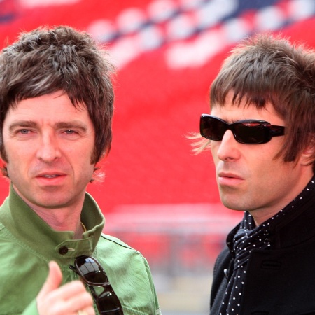 Os irmãos Noel (esq) e Liam Gallagher no estádio Wembley, em Londres, em 2008 - Getty Images