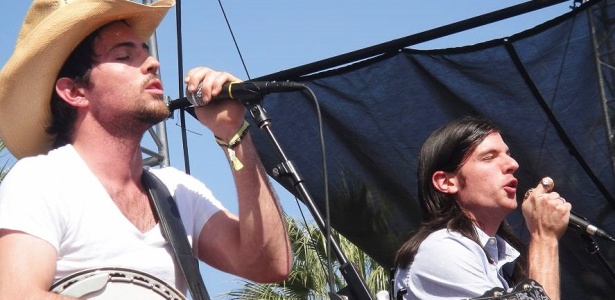 Os irmãos Scott e Seth Avett durante show da banda The Avett Brothers no festival Coachella 2010, em Índio, Califórnia (16/04/2010) - Mariana Tramontina/UOL