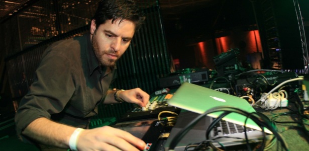 O DJ e produtor Gui Boratto durante apresentação no festival Future Sound of Brasil, em São Paulo (15/05/2010) - Otavio Souza/Divulgação