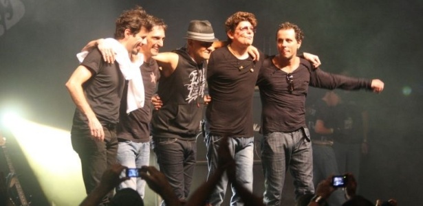 O grupo Titãs em sua primeira apresentação com o novo baterista Mario Fabre (primeiro à esq.) (28/5/2010) - Zulmair Rocha/UOL