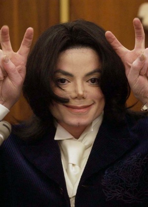 Michael Jackson durante uma pausa em seu depoimento no tribunal de Santa Maria, na Califórnia (03/12/2002)