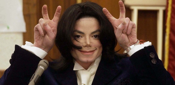 Michael Jackson durante uma pausa em seu depoimento no tribunal de Santa Maria, na Califórnia (03/12/2002)