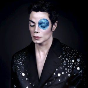 Michael Jackson no retrato "Michael Jackson's Blue Eye" fotografado por Arno Bani em 1999