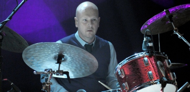 O baterista Phil Selway durante show beneficente do Radiohead no Oxfam Haiti Relief Fund, em Hollywood (24/01/2010) - Getty Images