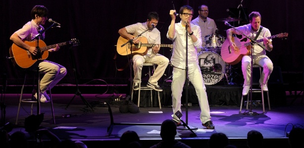 O grupo Weezer durante show acústico em Nova York (27/10/2009) - Getty Images