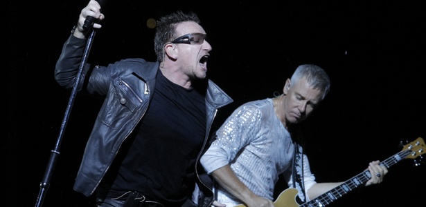 Bono e o baixista Adam Clayton durante show do U2 em Moscou, Rússia (25/08/2010)