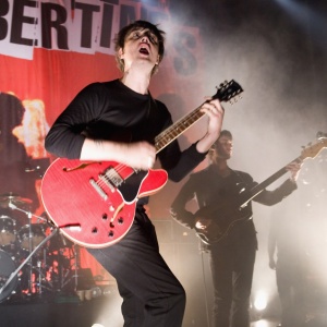 O cantor e guitarrista Pete Doherty em show do Libertines em Londres (25/10/2010) - Getty Images